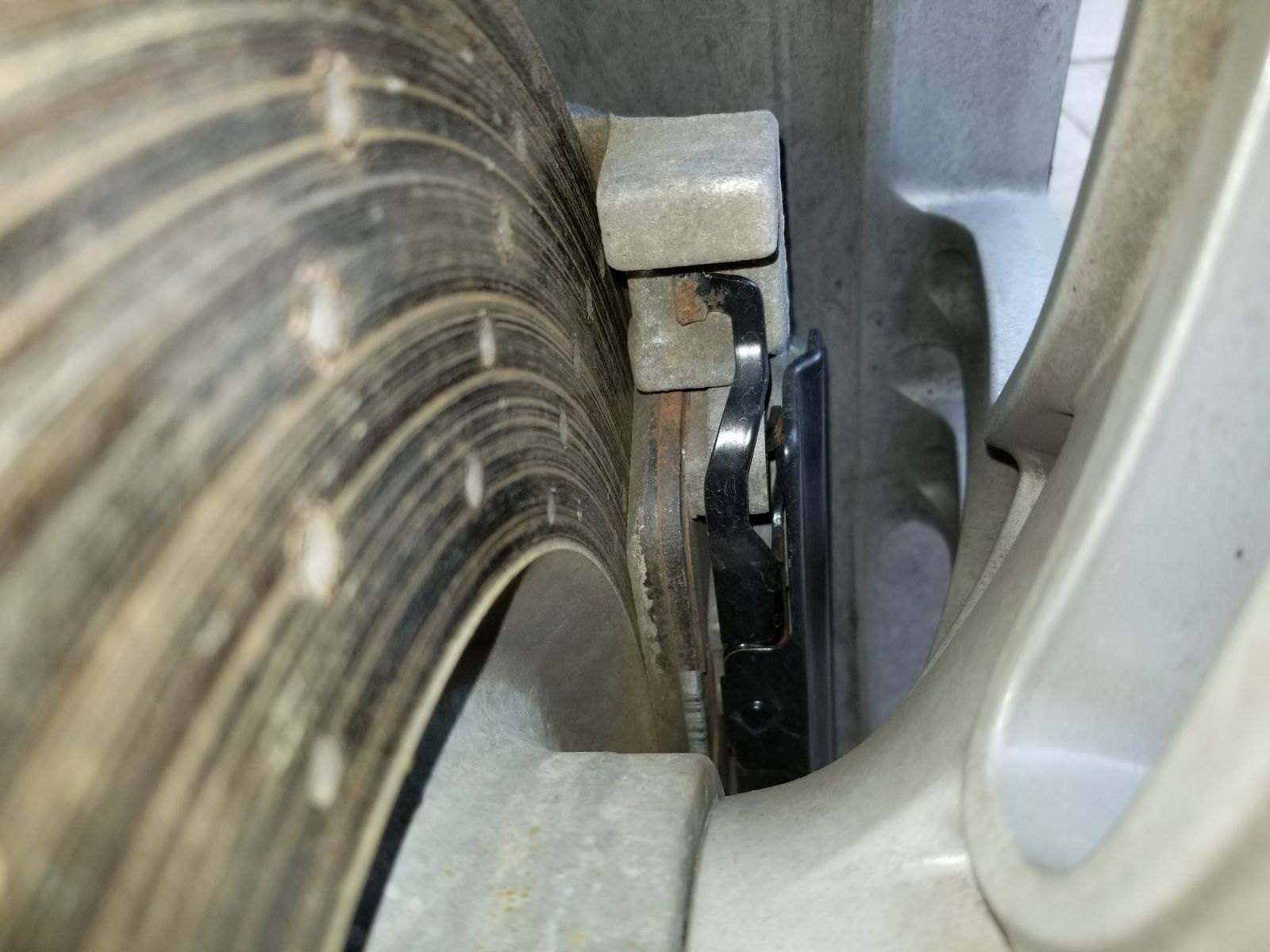 Má phanh bị bào mòn